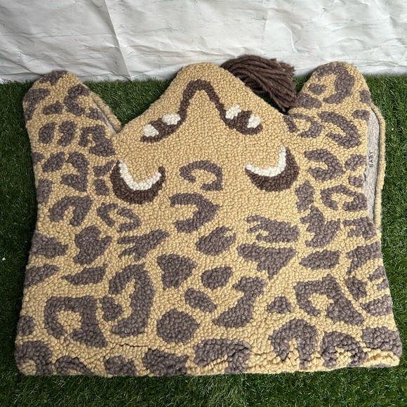 CRANE BABY
Leopard Shape Rug, Parker NEW - Picture 14 of 16
